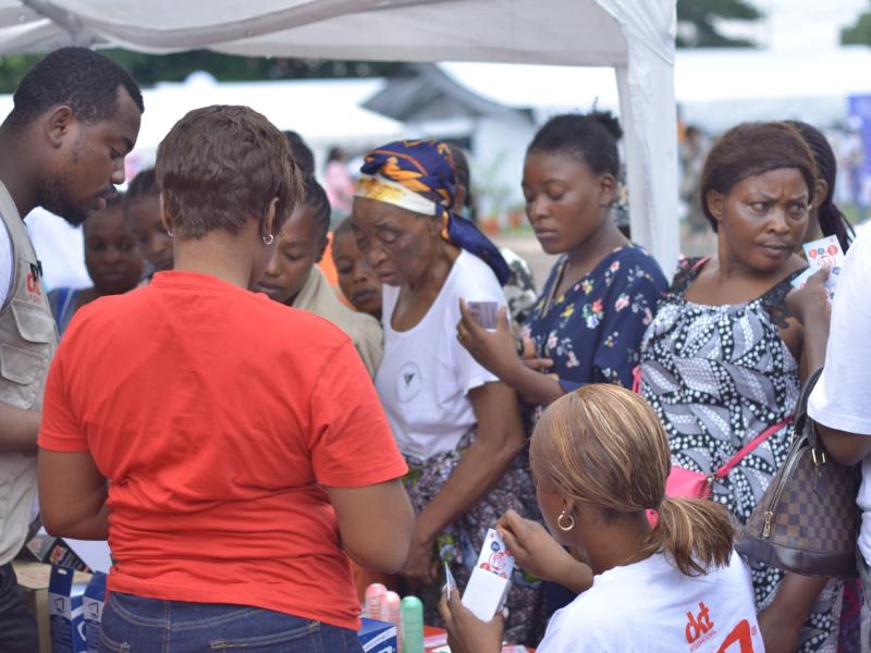 DKT DRC présentant ses services au forum des femmes leaders 