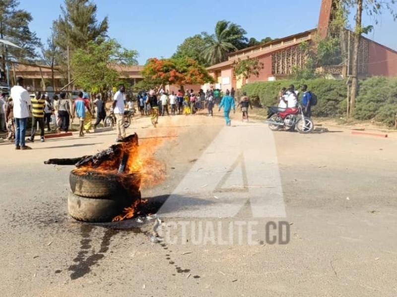 Pneus brulés par des chrétiens catholiques en colère