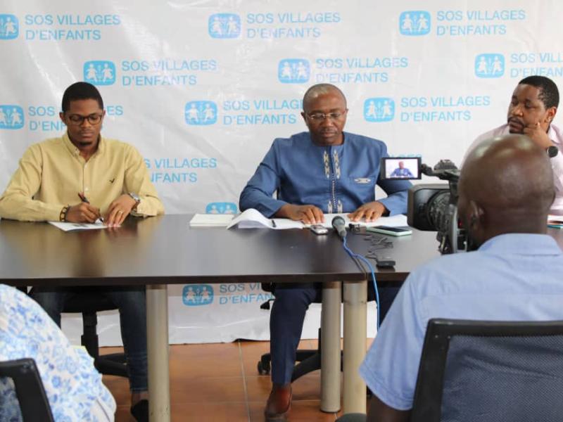 Les membres de l'équipe de gestion SOS Villages d'Enfants en RDC en conférence de presse à Kinshasa