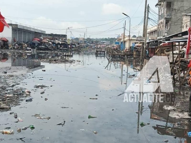 Avenue Diwaz à Matete pendant la pluie