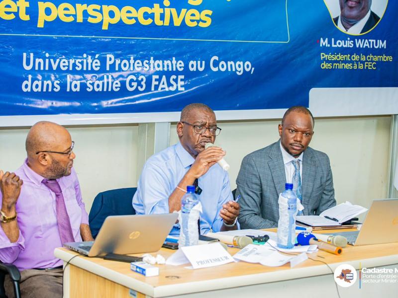 Le Directeur Général Monsieur Popol MABOLIA YENGA avec les étudiants