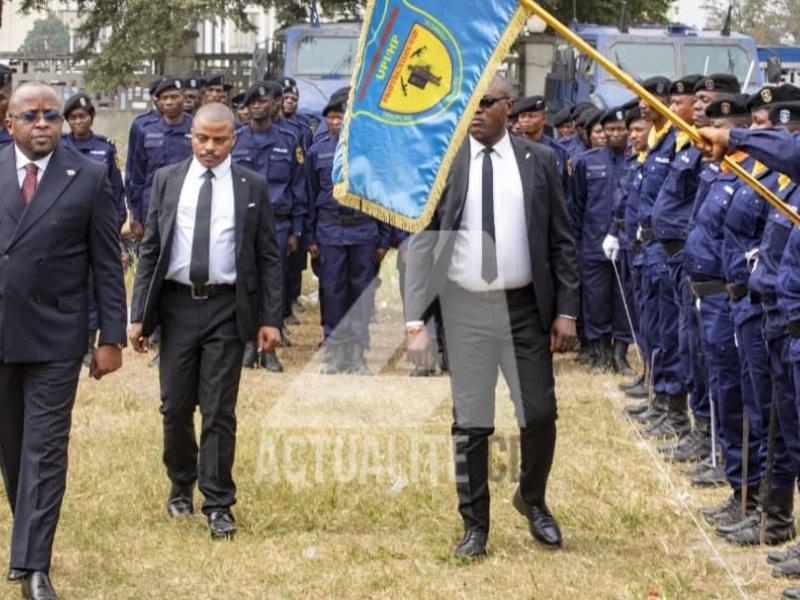 Jacquemain Shabani passe les unités de la police en revue