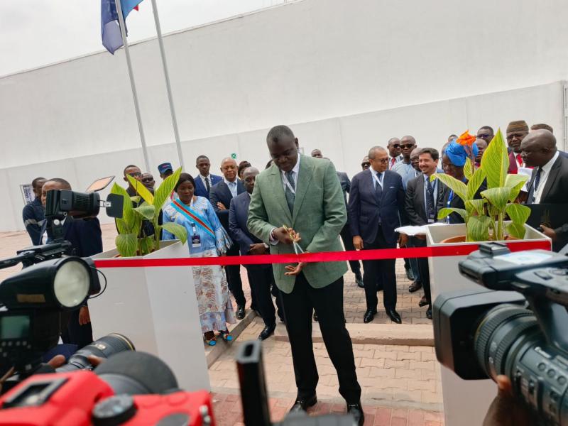 Le ministre Augustin Kibassa Maliba en train d'inaugurer Raxio Data Center 