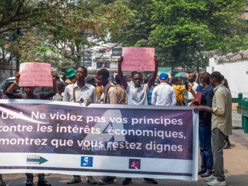 Manifestation des mouvements citoyens devant l'ambassade des USA