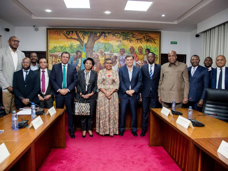 La Première Ministre Judith SUMINWA TULUKA a échangé, ce mardi 27 août à la Primature, avec M. Paul Hinks, Directeur général de la société MYHYDRO, accompagné de sa délégation