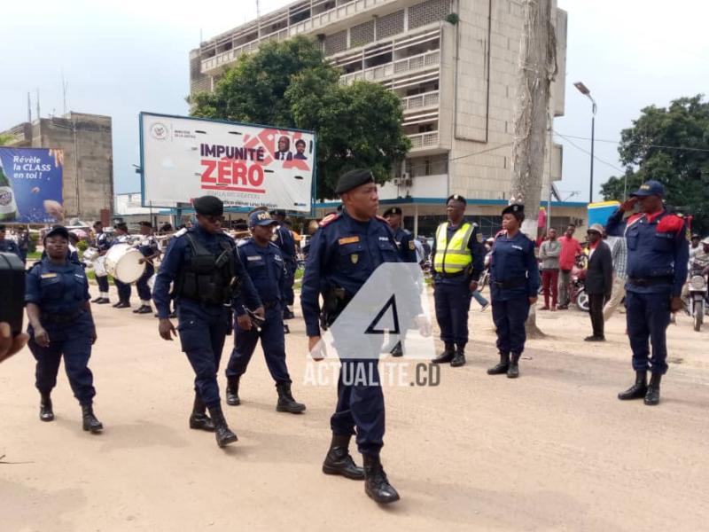 Le commissaire divisionnaire adjoint François Kabeya passe les unités de la police en revue 