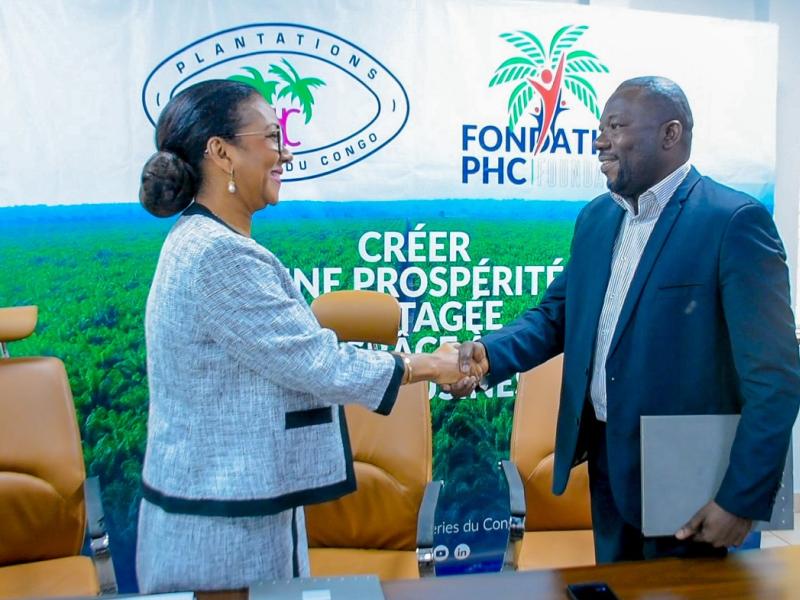 signature du protocole d'entente entre Monique Gieskes et Junior Tshiteya, respectivement DG de PHC et Directeur exécutif de Save Tomorrow