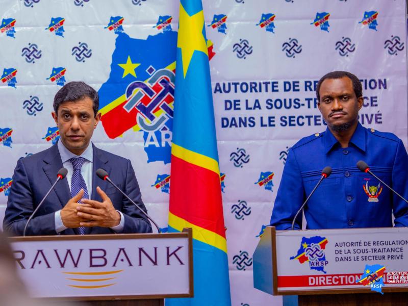 Le CEO de la RawBank, Mustafa Rawji et le DG de l'ARSP, Miguel Kashal 