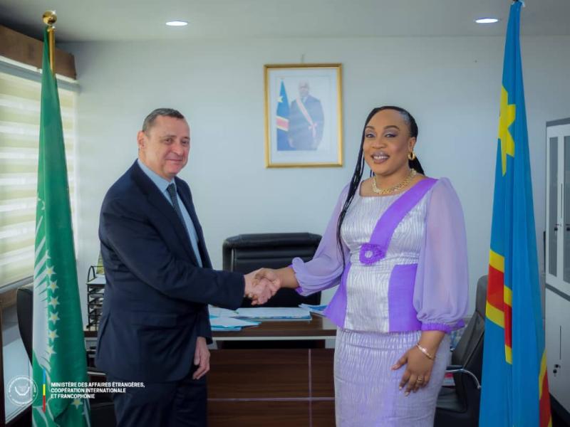 La Vice-ministre des Affaires Étrangères, Coopération Internationale et Francophonie Gracia Yamba Kazadi et Didier Larroque, Chargé d'affaires intérimaire à l'ambassade de France en République Démocratique du Congo