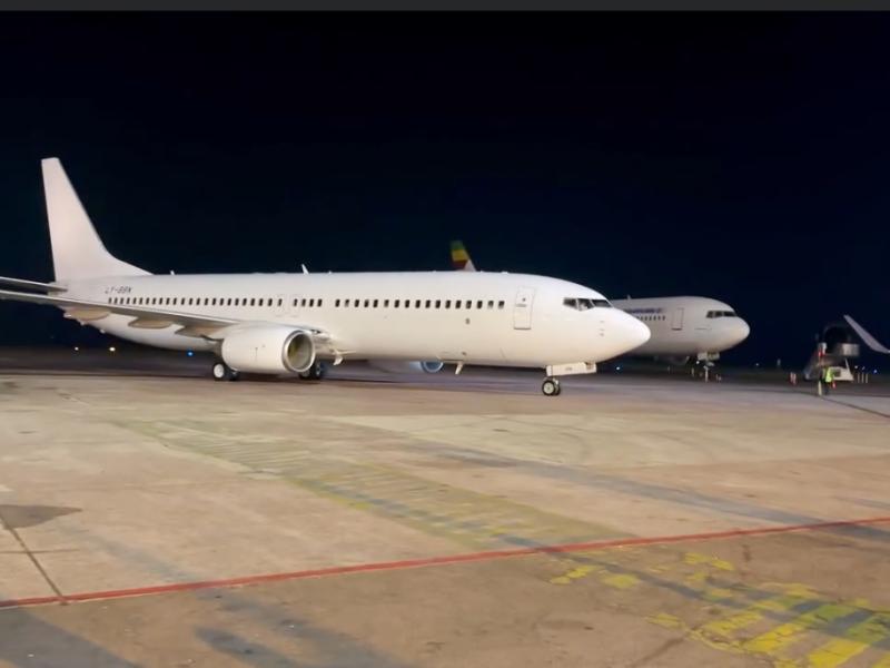 Un avion Boeing 737-800 à l’aéroport de Ndjili