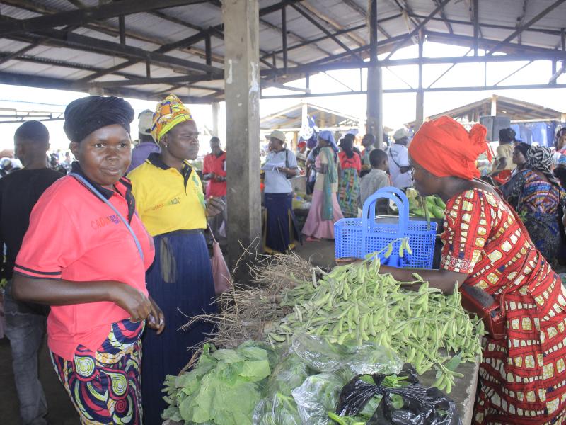 Les femmes paysannes exerçant leurs activités dans un marché de Nobili à la frontière avec l'Ouganda 