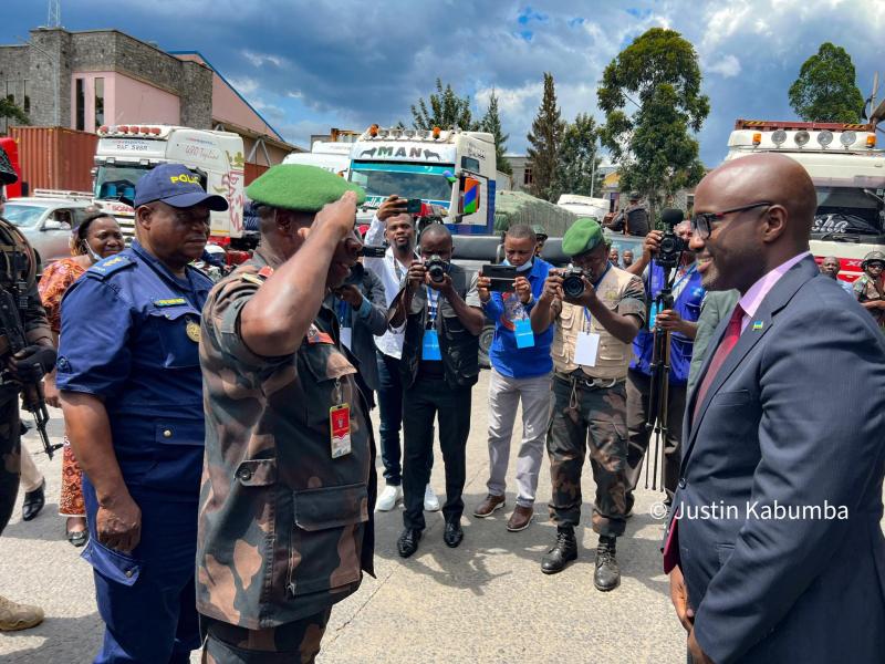 Les honneurs du général Peter Cirimwami au MAE rwandais Olivier Nduhungirehe