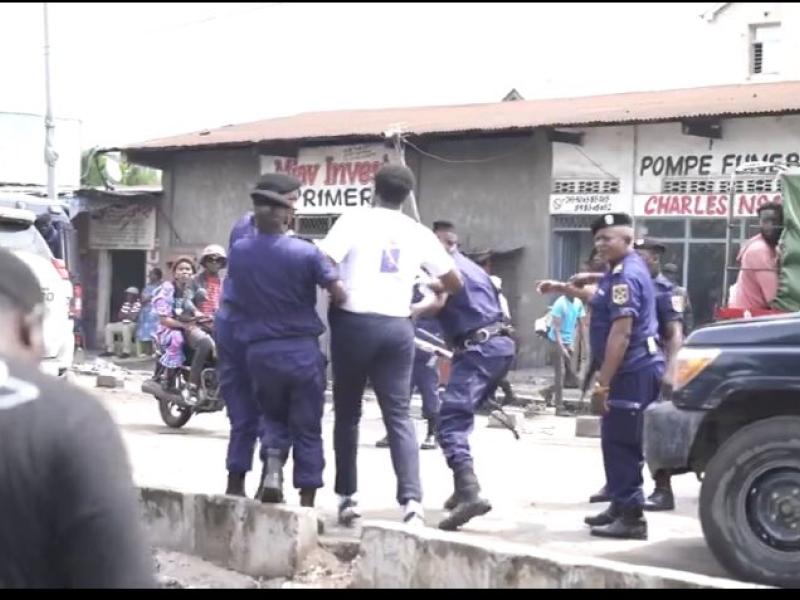 Delly Sesanga malmené par la police