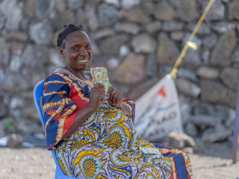 Furaha, mère de huit enfants vivant dans le camp de déplacés de Bulengo, a reçu une assistance en espèces du PAM pour l’aider à acheter des produits essentiels pour sa famille. © PAM/Benjamin Anguandia