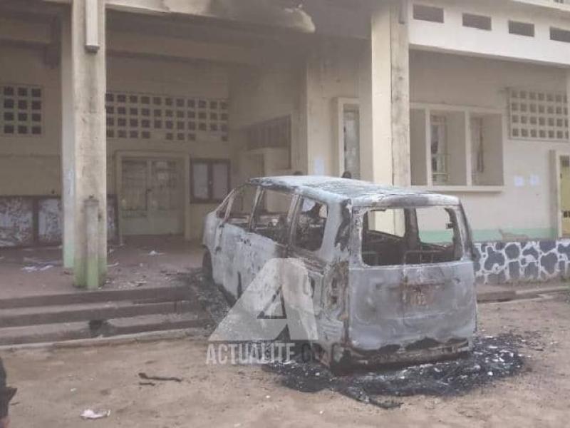 Un bus de IFA Yangambi brûlé par les étudiants 