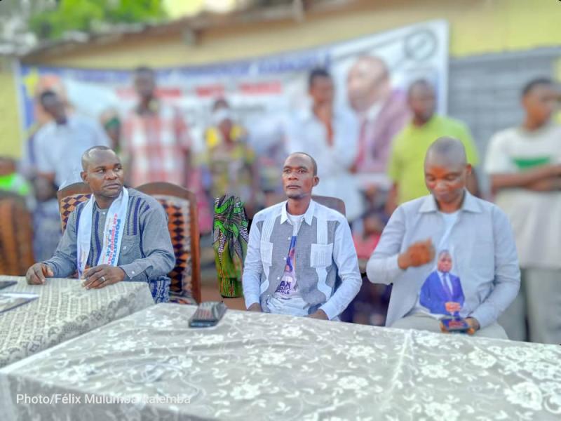 Au milieu Jean Louis Mutemba, coordonnateur de la Fondation Jean Tshisekedi 