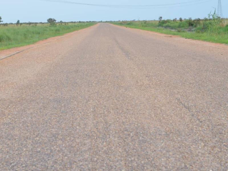 La RN 20 asphaltée au croisement avec la RN 1 à Ingudi, village situé à 70 km du chef-lieu du territoire d'Idiofa