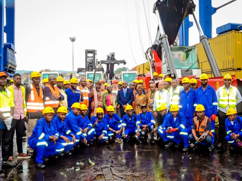 Visite, par les ayants droits coutumiers, des travaux de modernisation du parc à conteneurs du port de Matadi