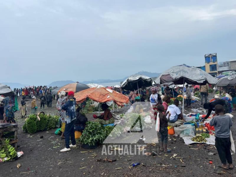 A Kituku, de petits commerçants vendeurs des denrées en provenance de Minova