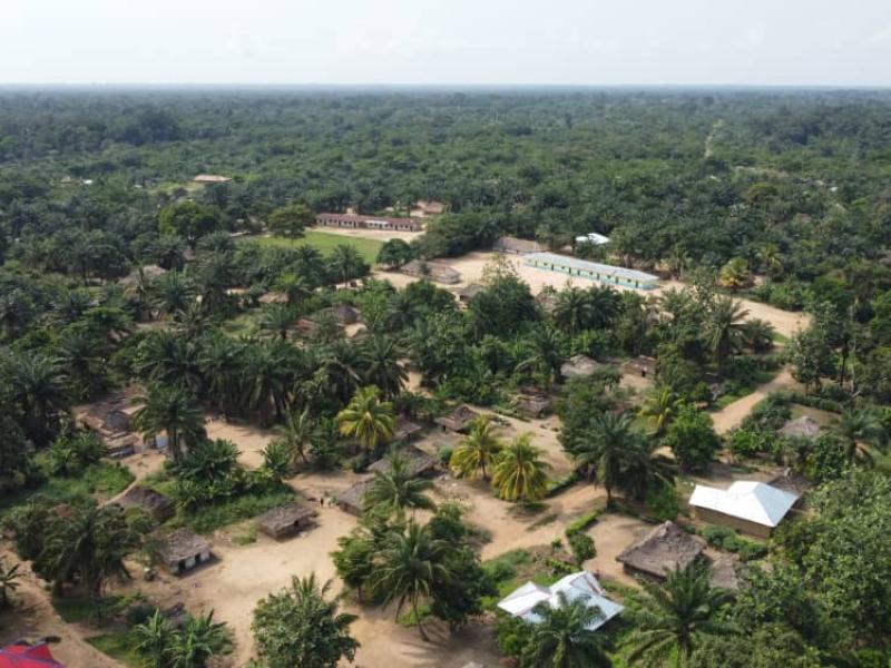 Vue aérienne du village Isongo, situé à plus de 60 kilomètres de la ville d'Inongo dans le Maï-Ndombe