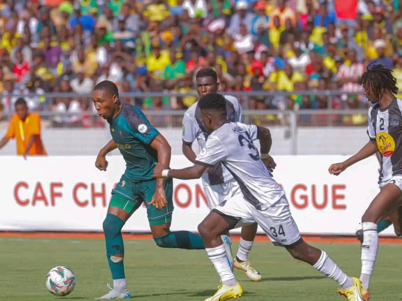 Un joueur de Young Africans aux prises avec trois Corbeaux de Mazembe 