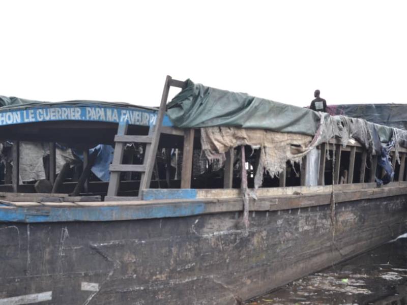 Une embarcation de fortune en bois sur le lac Mai-Ndombe