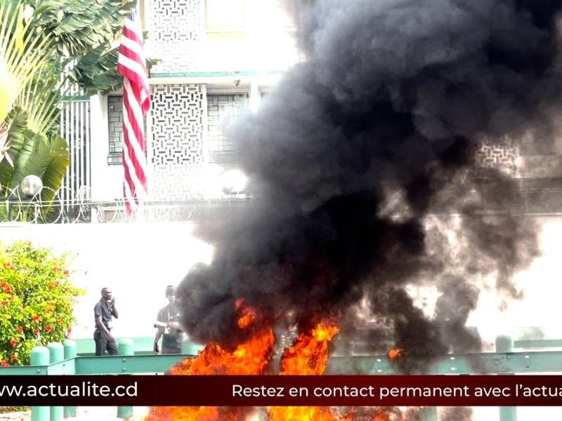 Manifestation devant les ambassades américaines