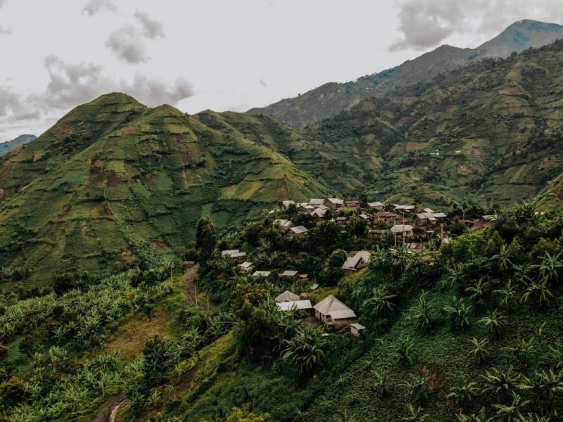 Vue sur les paysages vallonnés de la zone de santé de Minova, dans la province du Sud-Kivu, à l'est de la République démocratique du Congo. Ph/Hugh Cunningham