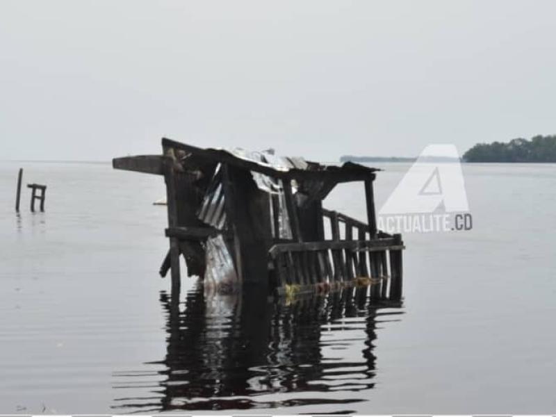 Vestiges de l'embarcation naufragée du 17 décembre 2024 au port d'Isongo sur le lac Mai-Ndombe