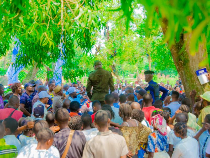 Jean Tshisekedi devant la population de Matamba 