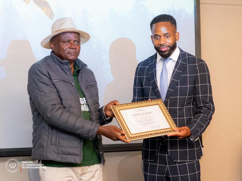 Cédric Bakambu et Grégoire Mutshail, ministre de l'agriculture 