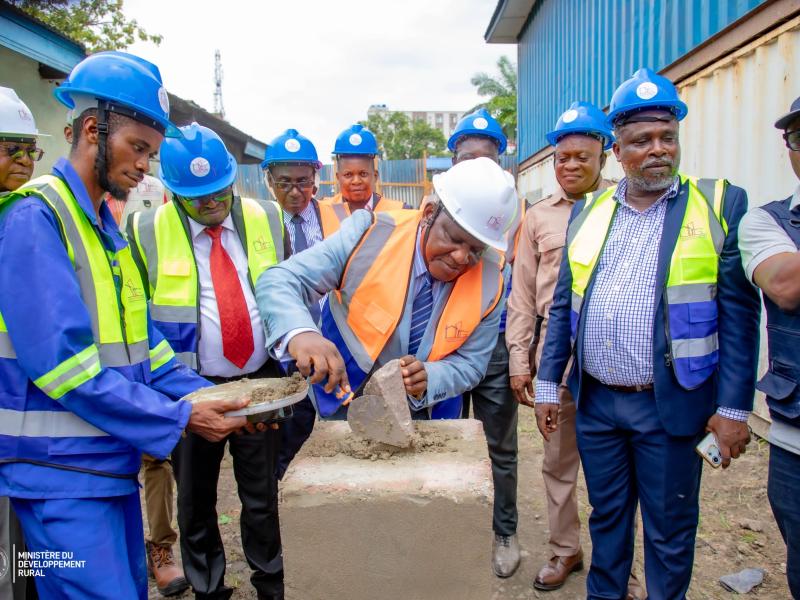 Pose de la première pierre de construction du siège de PROADER